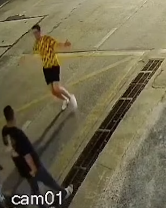 事主狂奔一輪後,被兩名保安乘電單車追上。(互聯網)