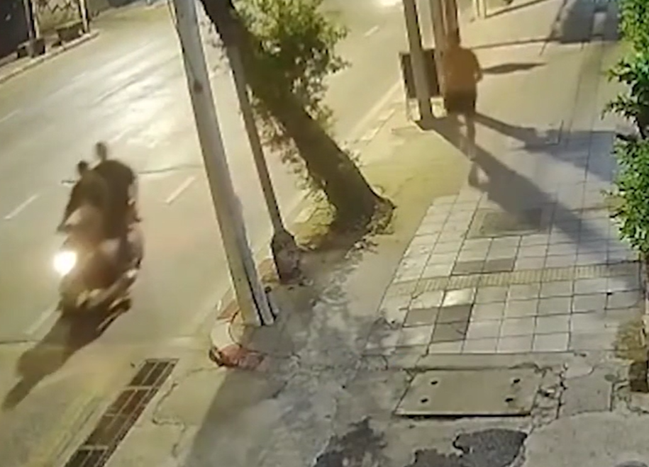 事主狂奔一輪後,被兩名保安乘電單車追上。(互聯網)