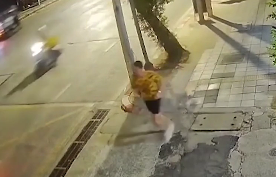 事主狂奔一輪後,被兩名保安乘電單車追上。(互聯網)