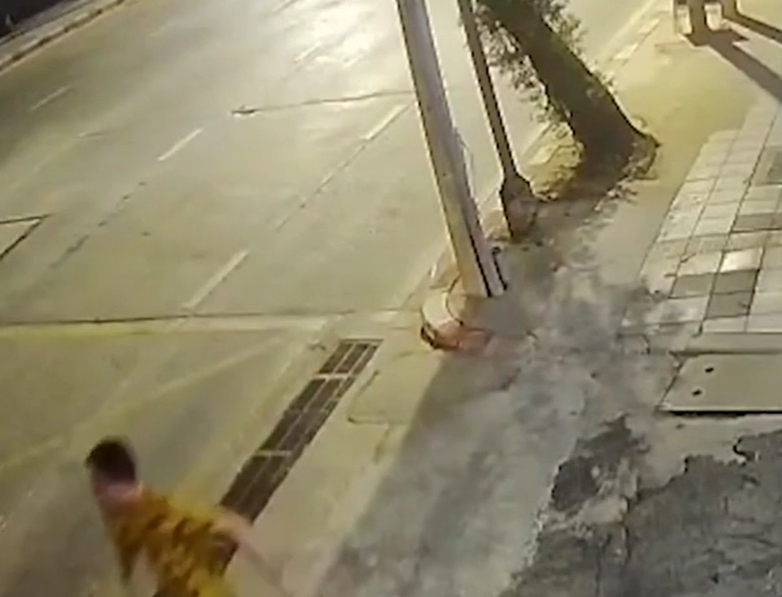 事主狂奔一輪後,被兩名保安乘電單車追上。(互聯網)