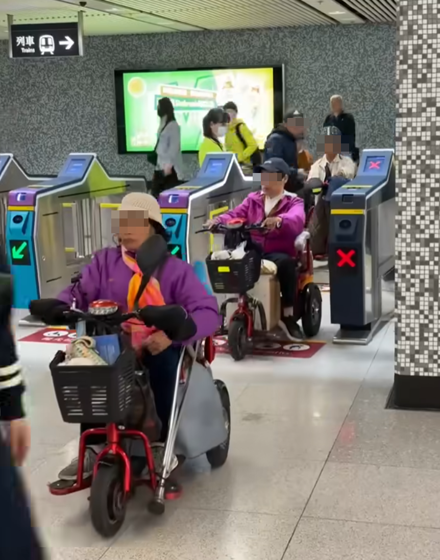 網上瘋傳一段有多名乘客坐電動三輪車的代步車上,出閘離開港鐵會展站收費區範圍的影片。(影片截圖)