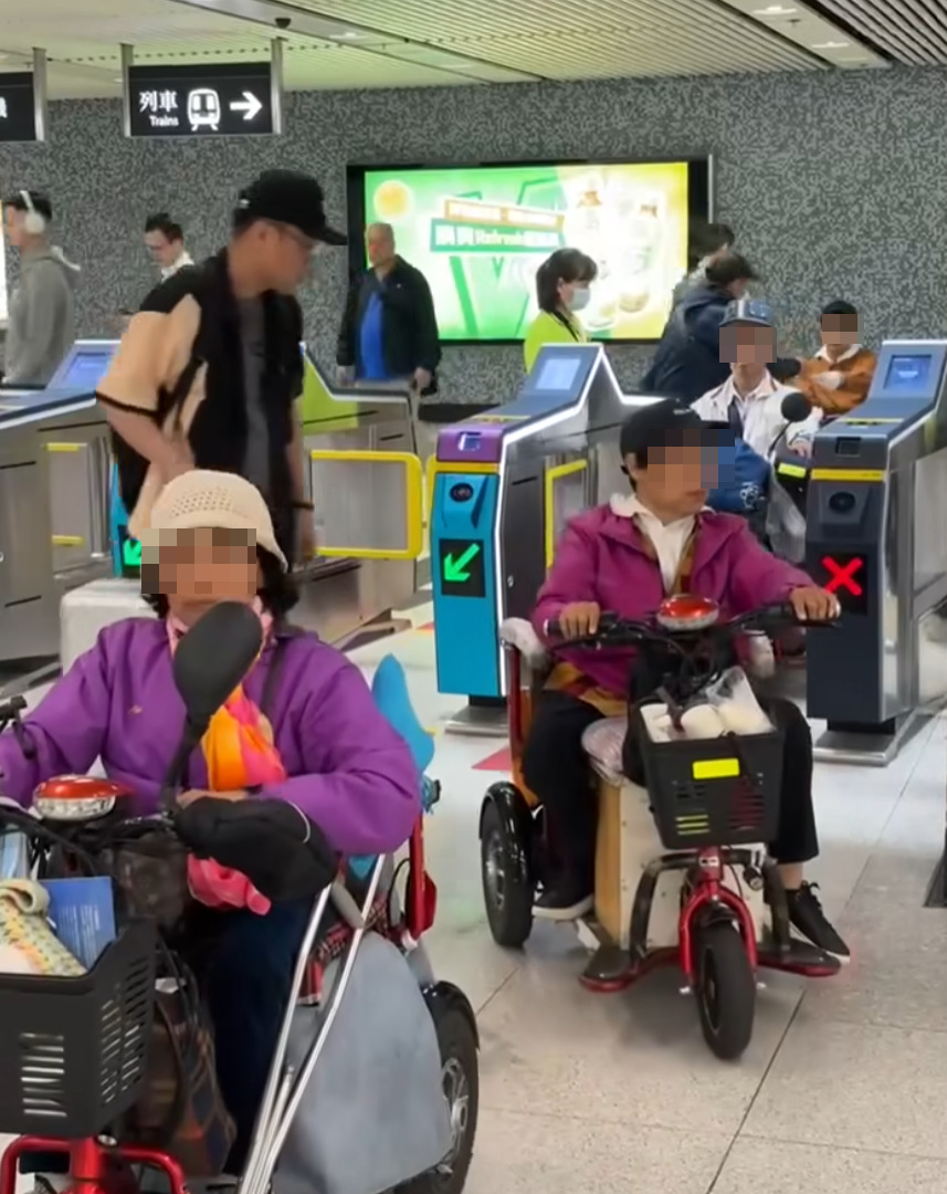 網上瘋傳一段有多名乘客坐電動三輪車的代步車上,出閘離開港鐵會展站收費區範圍的影片。(影片截圖)