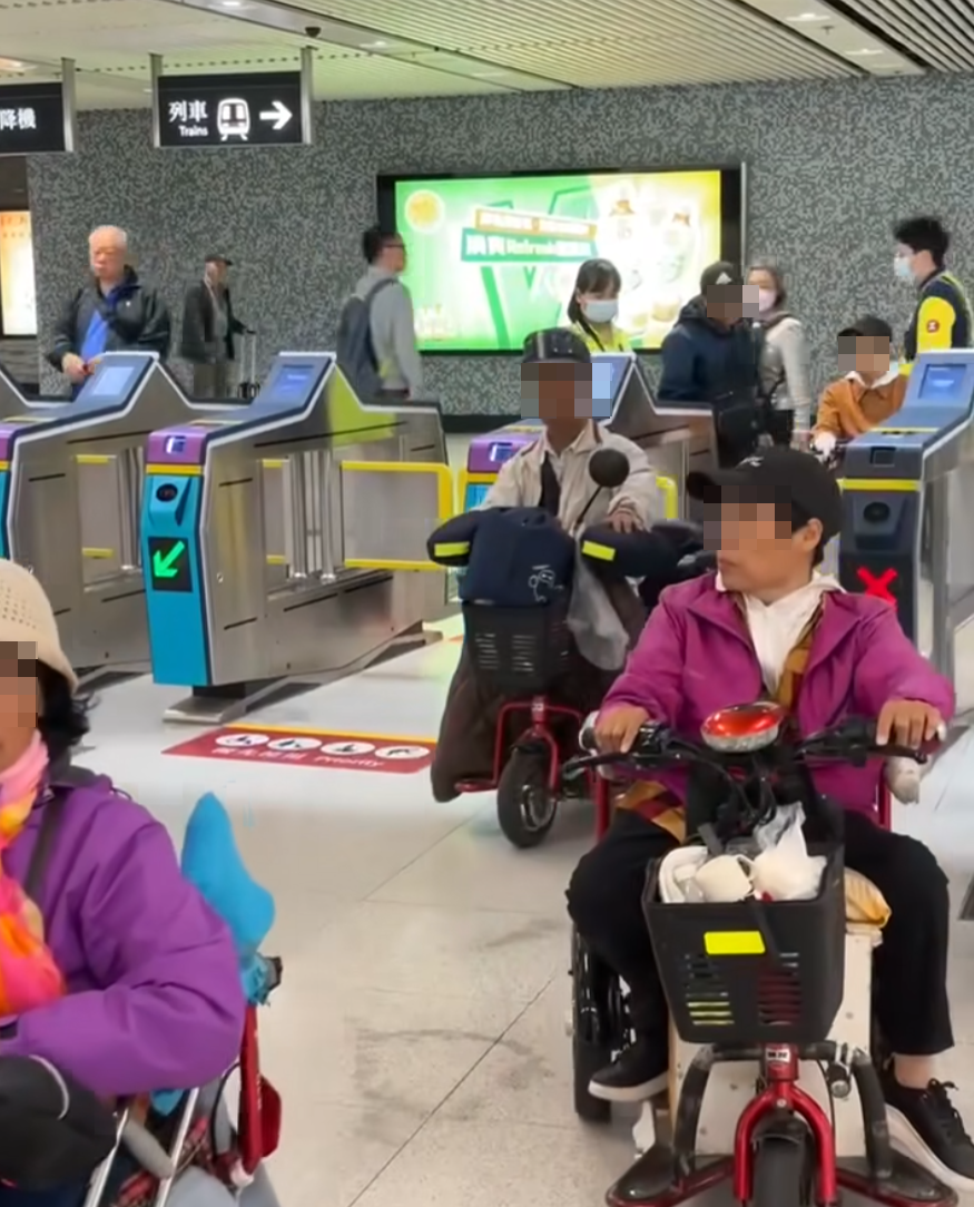 網上瘋傳一段有多名乘客坐電動三輪車的代步車上,出閘離開港鐵會展站收費區範圍的影片。(影片截圖)