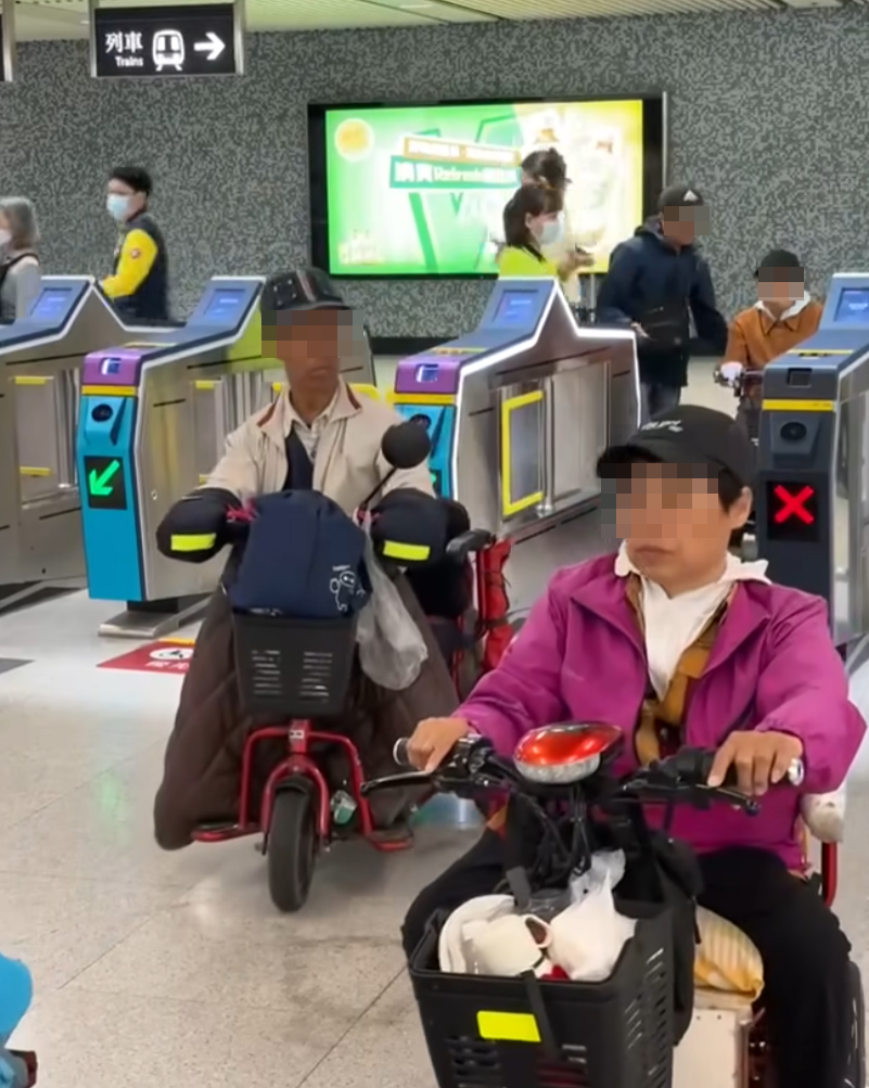 網上瘋傳一段有多名乘客坐電動三輪車的代步車上,出閘離開港鐵會展站收費區範圍的影片。(影片截圖)
