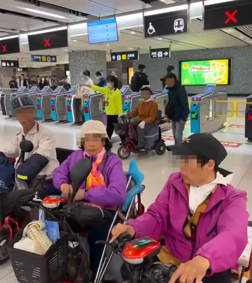 網上瘋傳一段有多名乘客坐電動三輪車的代步車上,出閘離開港鐵會展站收費區範圍的影片。(影片截圖)