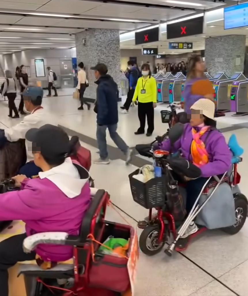 網上瘋傳一段有多名乘客坐電動三輪車的代步車上,出閘離開港鐵會展站收費區範圍的影片。(影片截圖)