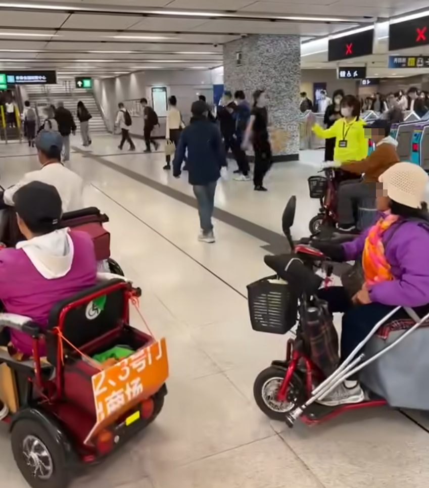 網上瘋傳一段有多名乘客坐電動三輪車的代步車上,出閘離開港鐵會展站收費區範圍的影片。(影片截圖)