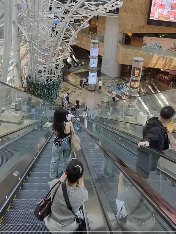 玻璃倒影可見,事主突然暈倒。(小紅書影片截圖)