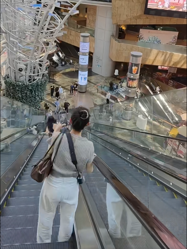 玻璃倒影可見,事主暈倒後向前滾下數級。(小紅書影片截圖)