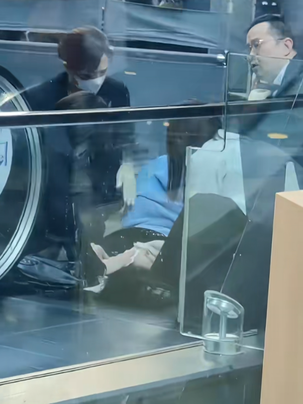 商場職員在旁協助。(小紅書影片截圖)