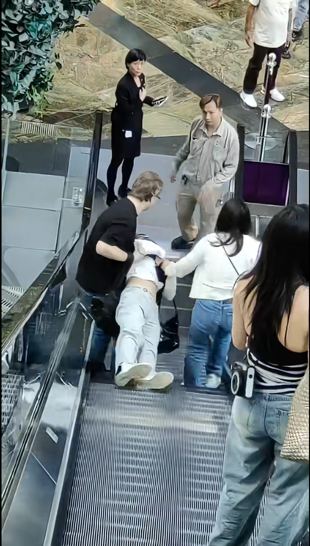 黑衣外籍男將事主托起。(小紅書影片截圖)