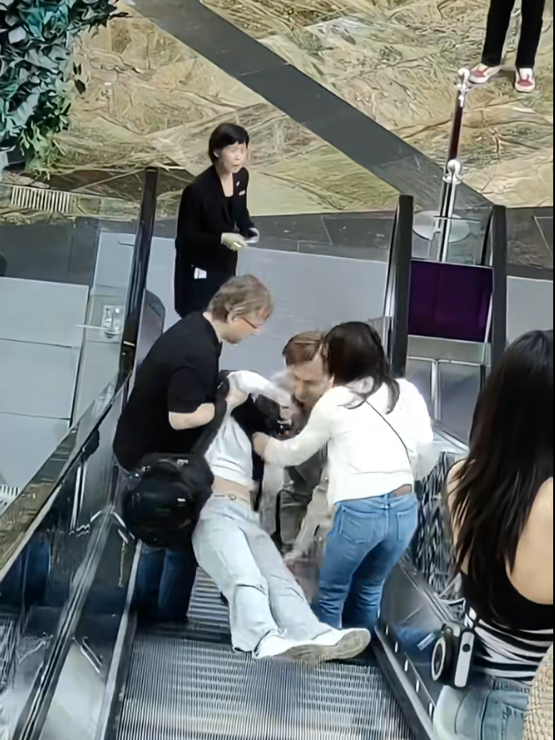 身穿杏色衣服男子見狀上前協助。(小紅書影片截圖)