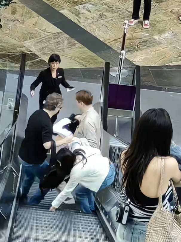 男子將事主抱起。(小紅書影片截圖)
