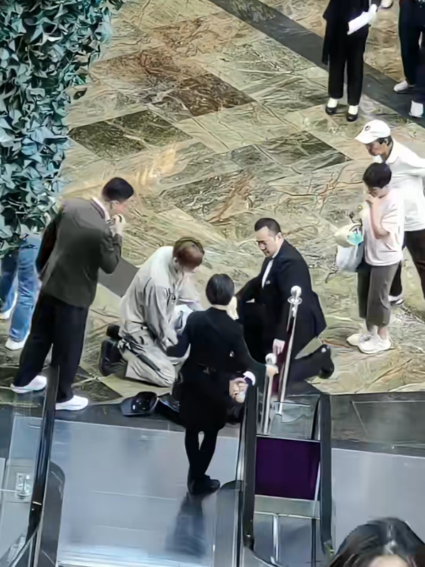 男子將事主抱回地面,商場職員在旁協助。(小紅書影片截圖)