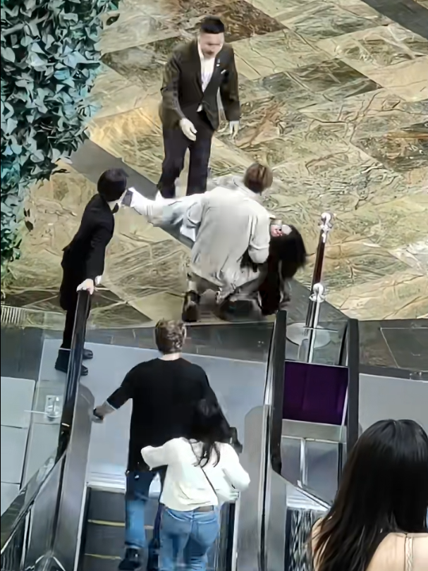 男子以「公主抱」將事主抱回地面。(小紅書影片截圖)