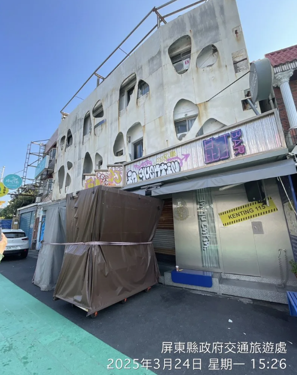 當局人員到涉事民宿調查。(互聯網)