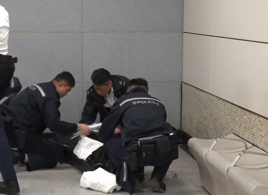 港鐵宋皇臺站上星期有行李箱無人認領,警方進一步調查後發現行李箱內有41粒懷疑第一部毒藥威而鋼。(有線新聞畫面)