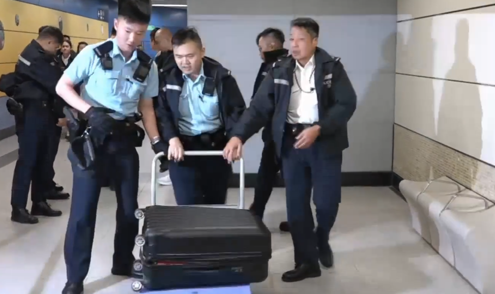 港鐵宋皇臺站上星期有行李箱無人認領,警方進一步調查後發現行李箱內有41粒懷疑第一部毒藥威而鋼。(有線新聞畫面)
