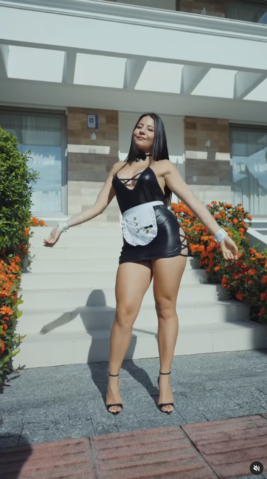 巴西22歲網紅化身裸體女僕清潔家居 $3000掃一次預約排到7月底(圖/IG@ellensallesreal)