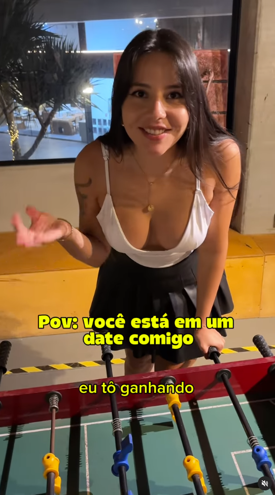 巴西22歲網紅化身裸體女僕清潔家居 $3000掃一次預約排到7月底(圖/IG@ellensallesreal)