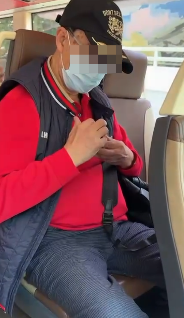 一名男長者在九巴車廂肆無忌憚地剪指甲「大聲到痴線」,被一名女乘客勸阻時,阿伯更作出反罵,指著座位下滿地指甲碎:「攞畀你睇吓呀!」(Threads)