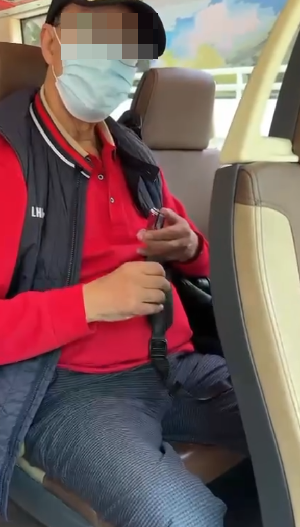 一名男長者在九巴車廂肆無忌憚地剪指甲「大聲到痴線」,被一名女乘客勸阻時,阿伯更作出反罵,指著座位下滿地指甲碎:「攞畀你睇吓呀!」(Threads)