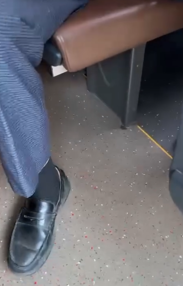 一名男長者在九巴車廂肆無忌憚地剪指甲「大聲到痴線」,被一名女乘客勸阻時,阿伯更作出反罵,指著座位下滿地指甲碎:「攞畀你睇吓呀!」(Threads)