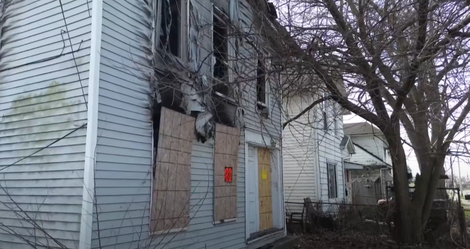 拉蒂格的遺體被發現倒在空屋的二樓,雙手被砍斷,頭部也幾乎被砍掉,生前還遭受性侵,慘不忍睹
