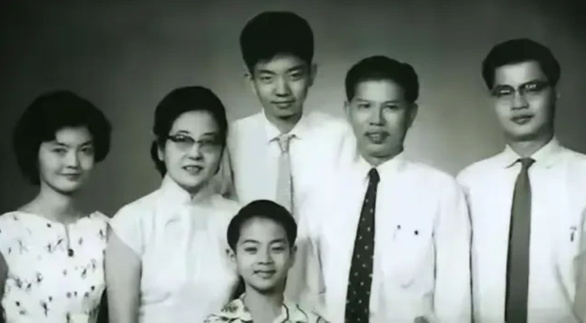 蔡瀾在家中排第三,父親蔡文玄(右二)是位詩人,後來在邵氏片場的一個分行做幹事。