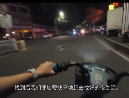 學生駕駛電動單車外出。(影片截圖)