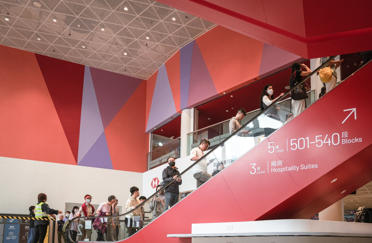 從主場館F及H閘有電梯直上5樓