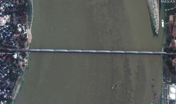 大橋斷開。(路透社)