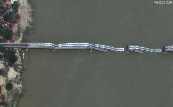 大橋斷開。(路透社)