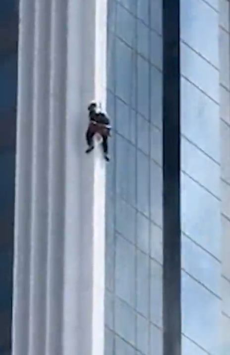 緬甸地震|工人清潔玻璃幕牆時遇地震,驚險保命。(互聯網)