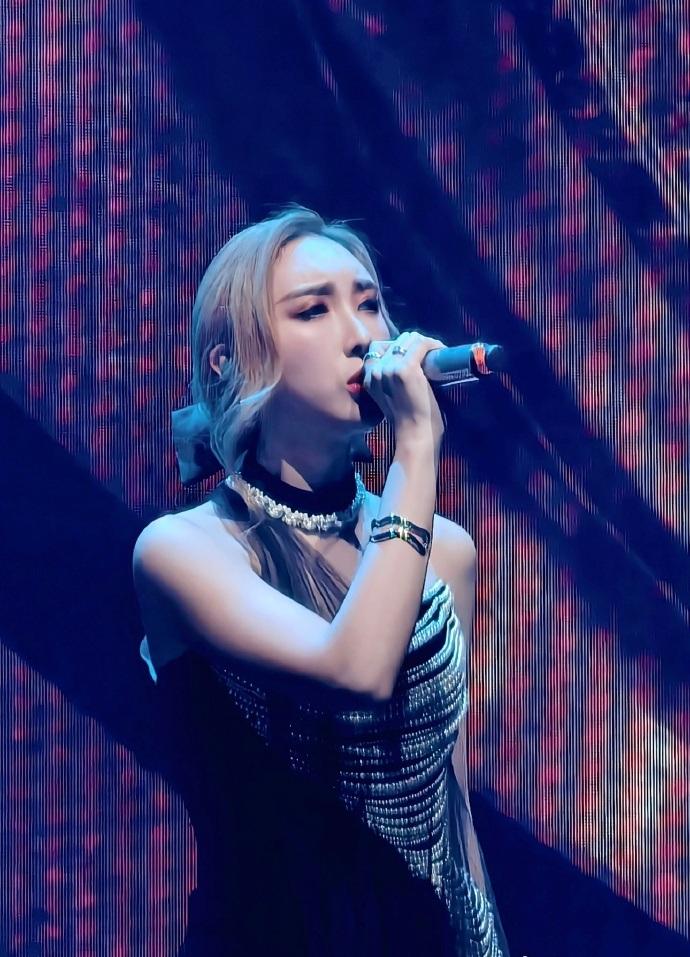 好想挑戰快歌的Angela,應該想在演唱會獻唱帶動氣氛。