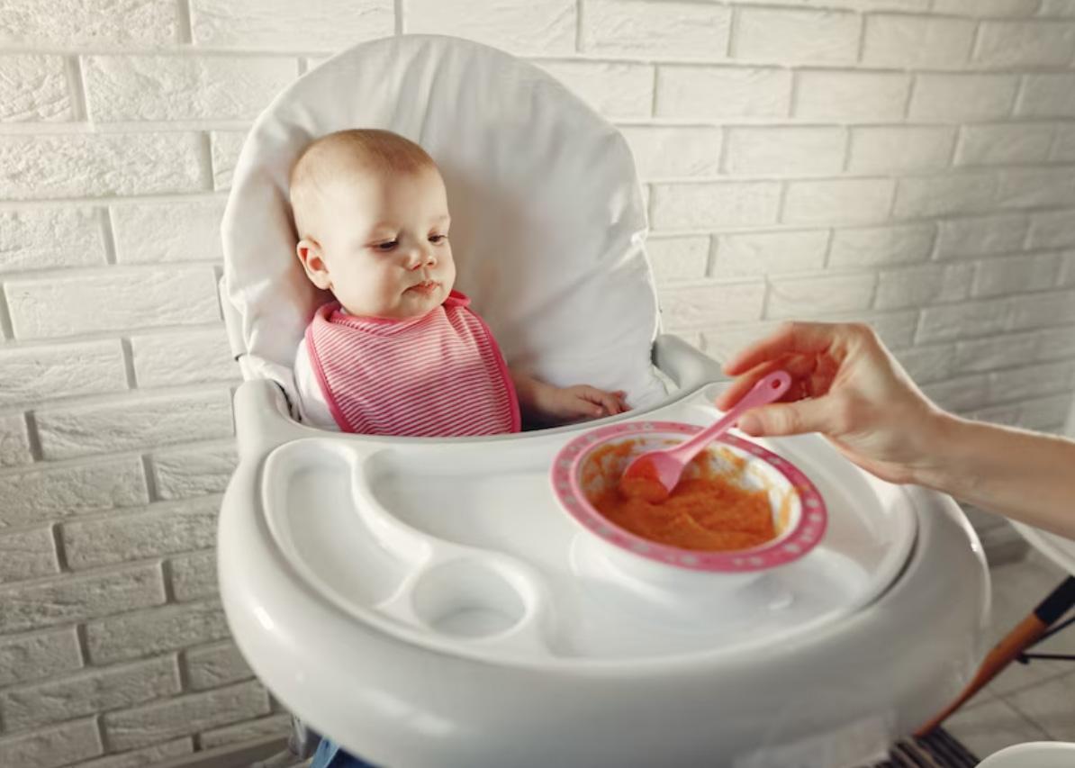 使用這種固定的高腳椅時,謹記為嬰兒扣上安全帶,同時確保把安全帶的扣扣好在餐椅上。