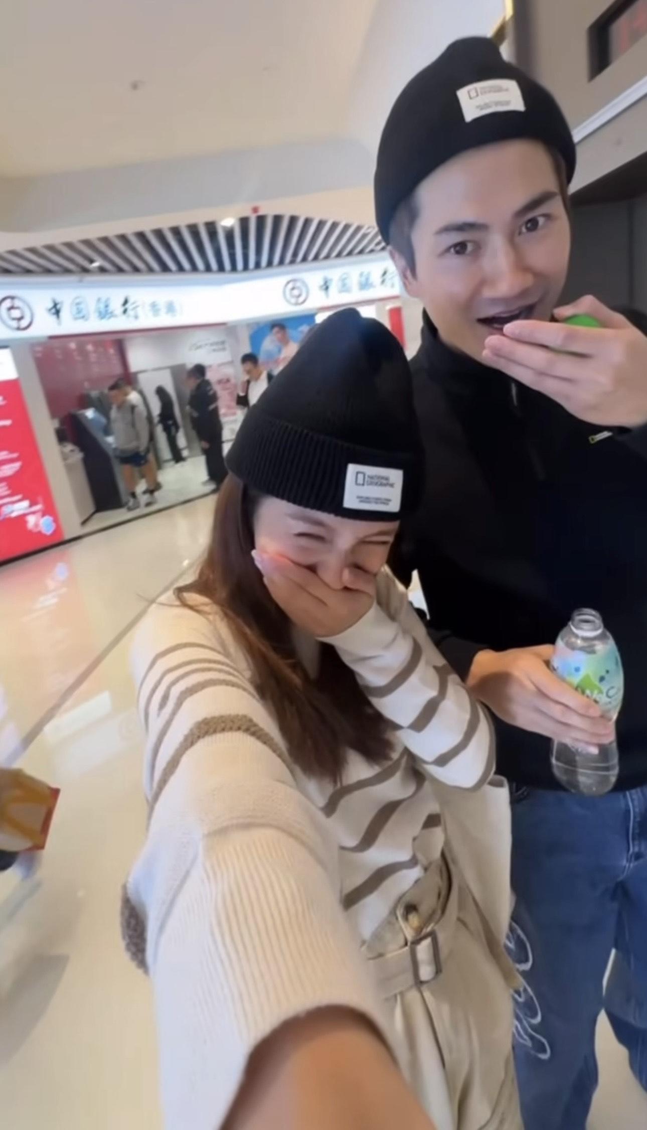 二人難掩興奮,不時遮嘴甜笑。