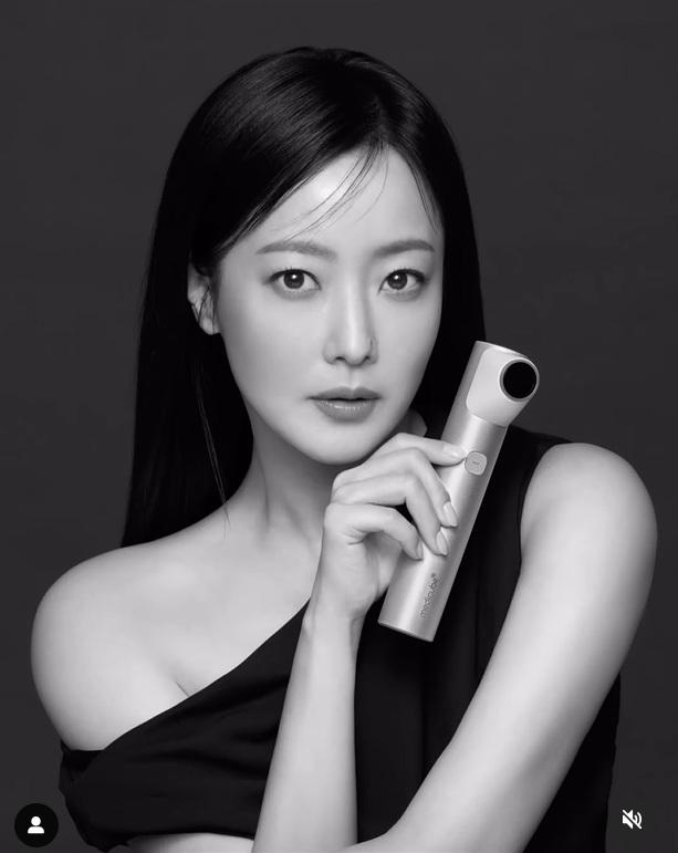 金喜善早前的代言海報。