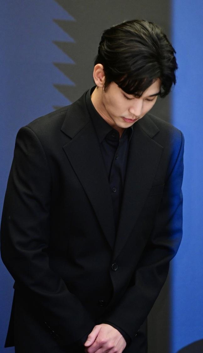 金秀賢向在場所有人士鞠躬道歉。