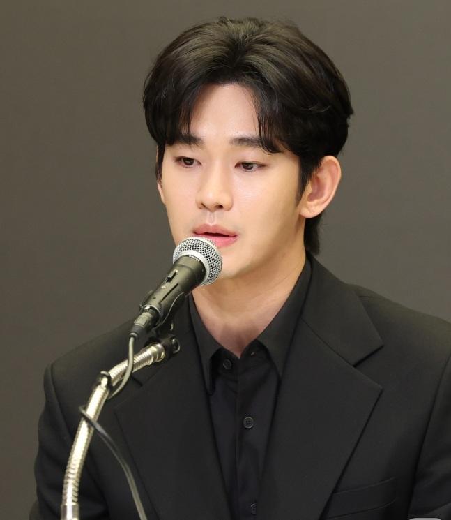 金秀賢稱,與金賽綸成年後才拍拖。