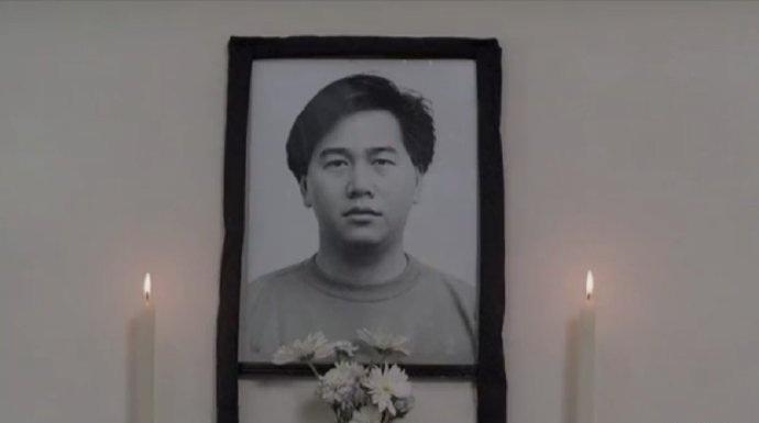 電影中,出現霍導演的靈堂照。