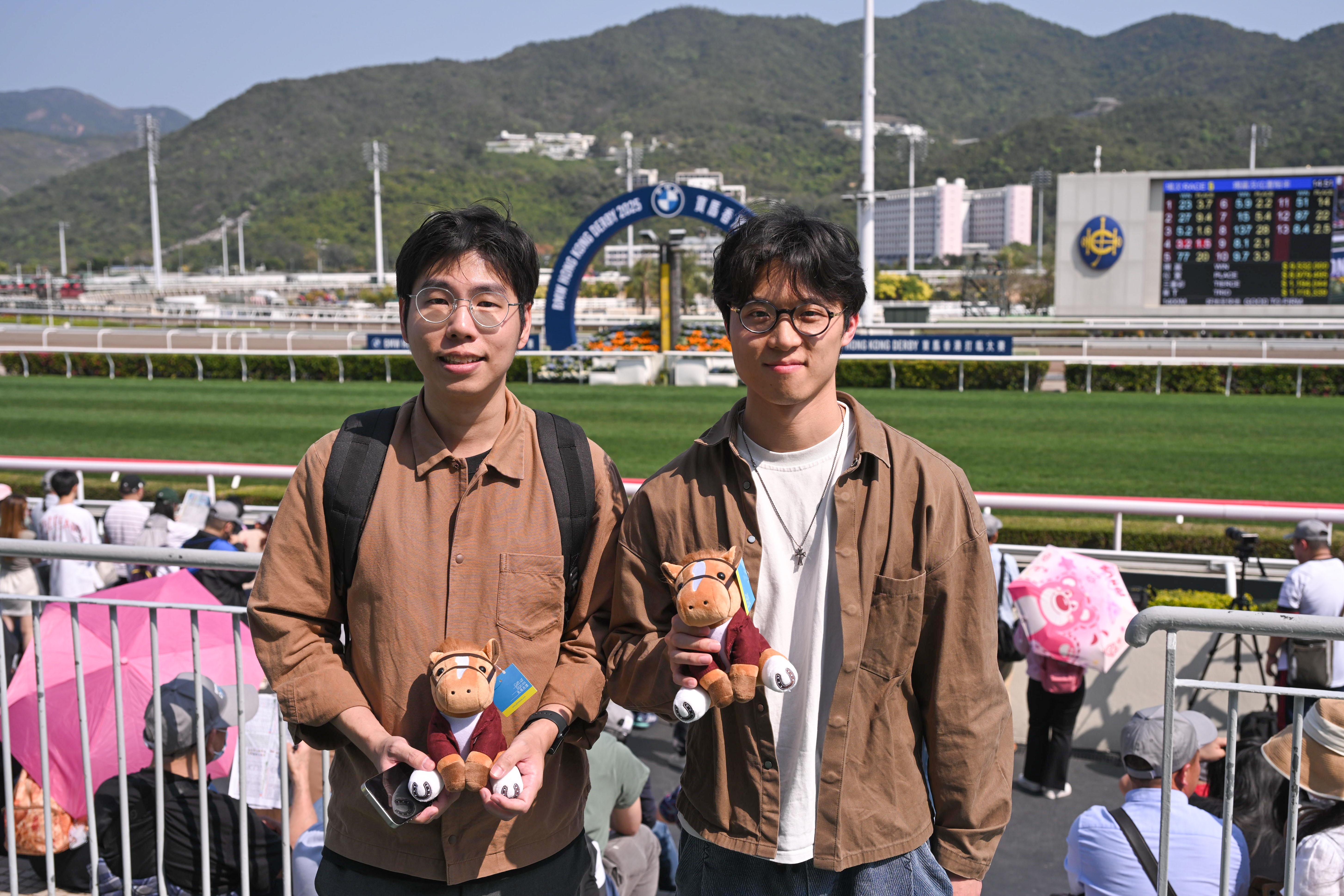 順德旅客黃先生(左)和郭先生專程為觀賞歷史悠久的香港打吡大賽而來港。