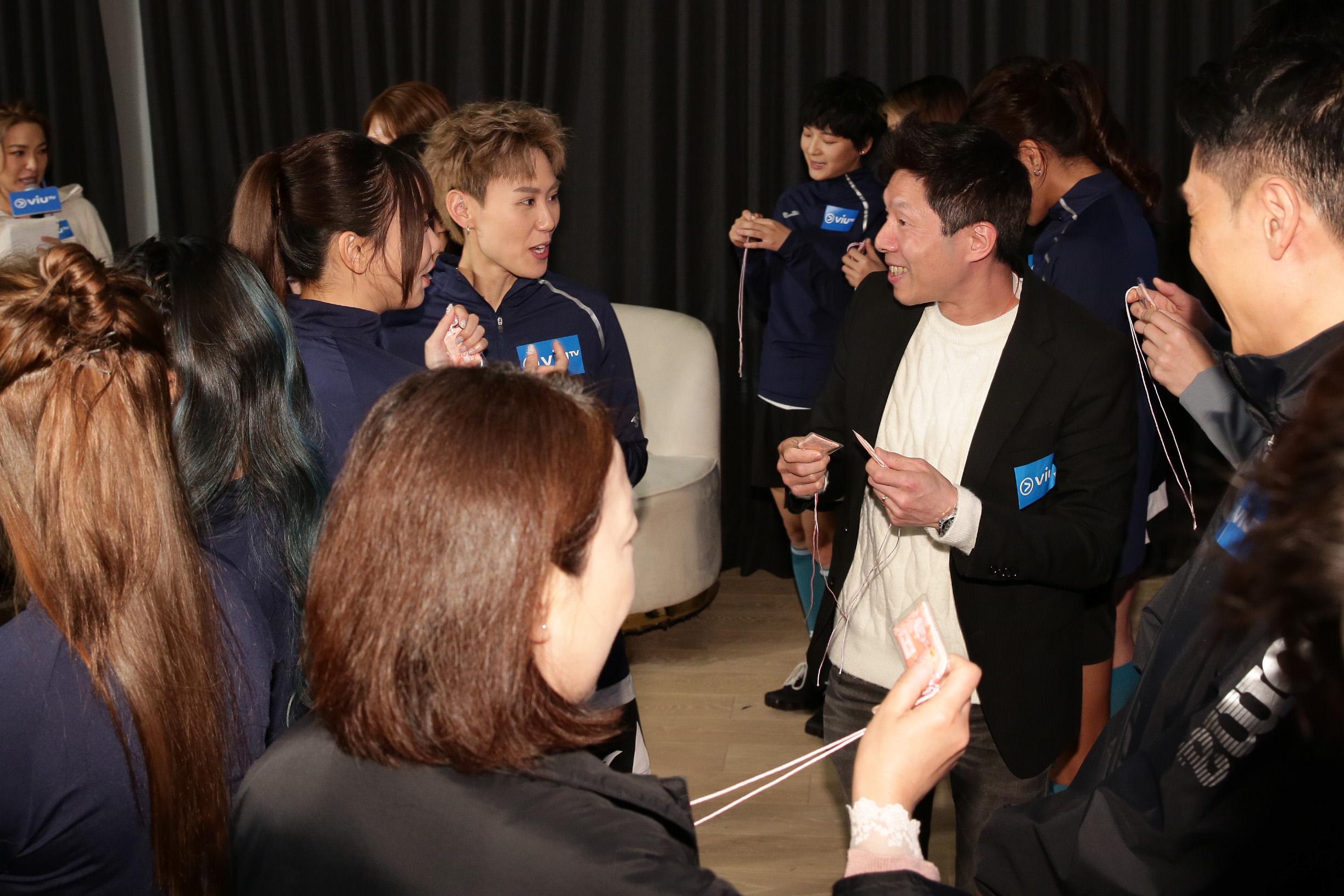 ViuTV總經理鍾廣德送贈御守予所有隊員。