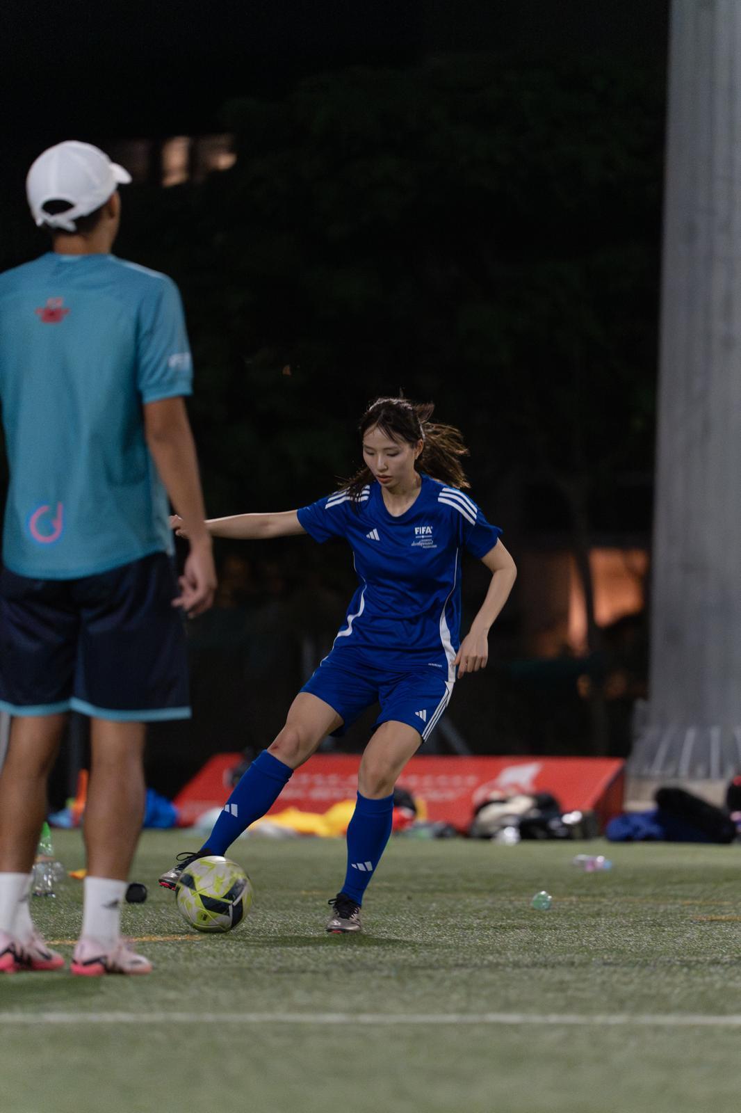 馬詠茹為拍《足球女將》由零開始學踢波。