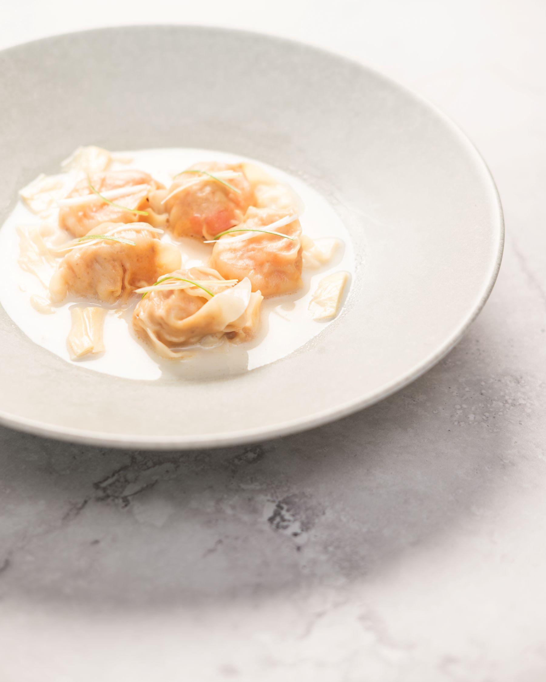 魚湯雲吞:用足16公斤紅衫魚熬煮5小時而成鮮甜滑溜的魚湯,配麥文記全蝦雲吞,鮮上加鮮。