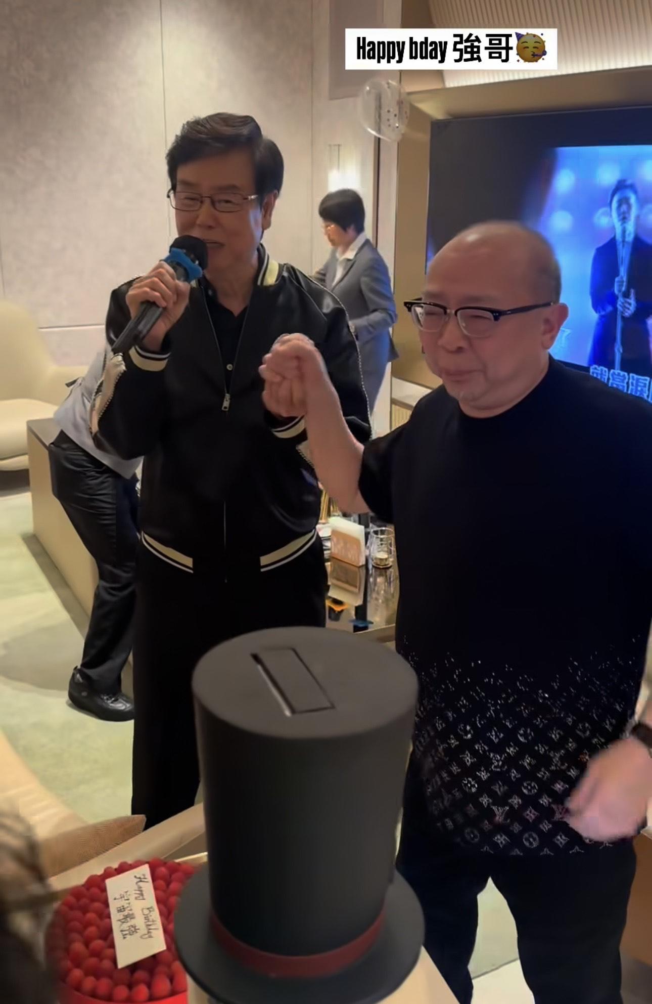 黃百鳴心情大靚再唱《記憶棉》助興。