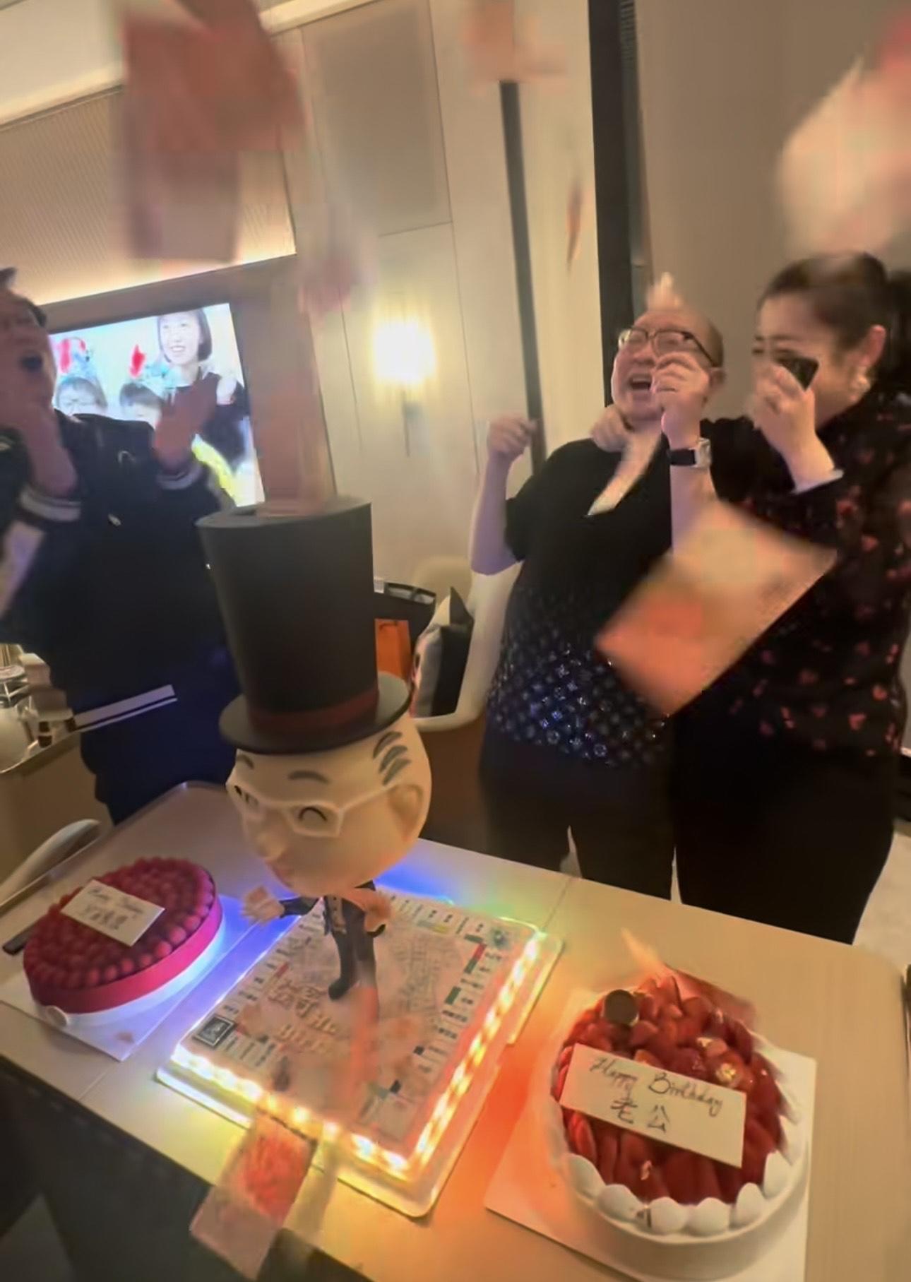 黃百鳴與壽星一同大玩「噴錢」的造型蛋糕,場面熱鬧。