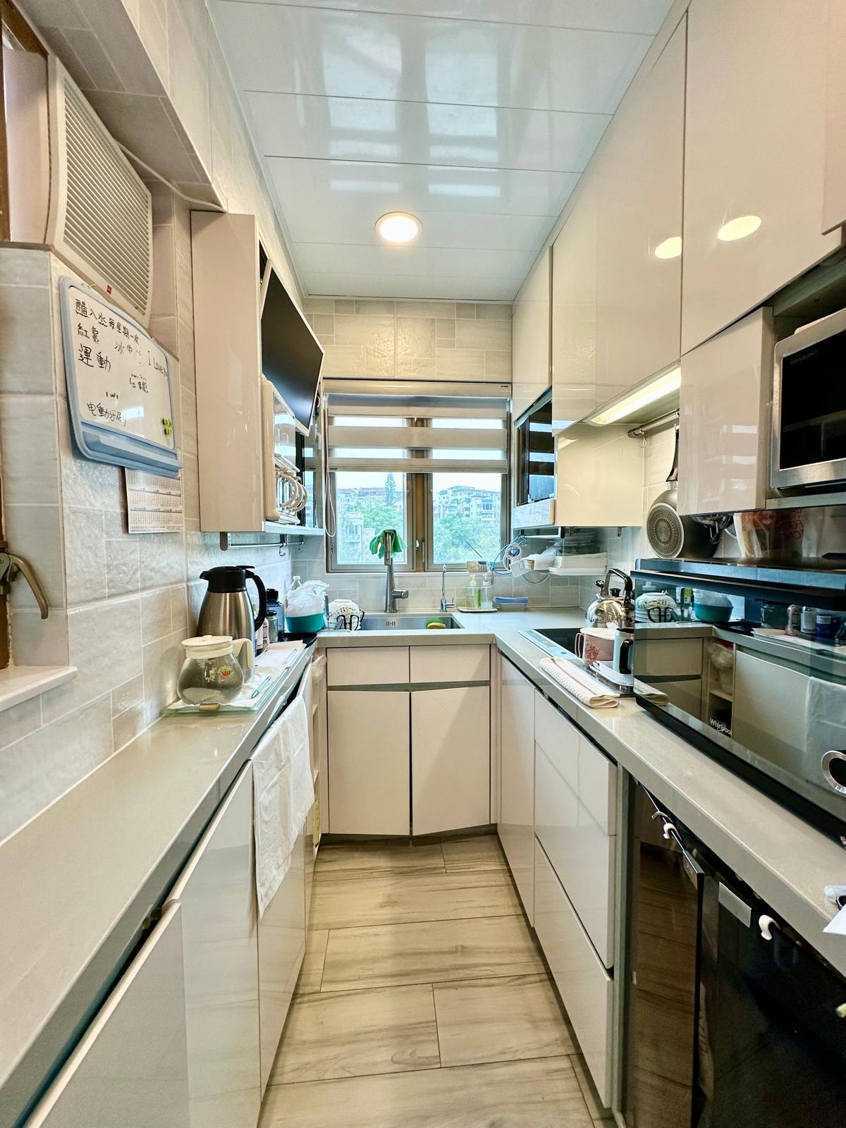 長方形廚房光猛通爽。(代理提供)