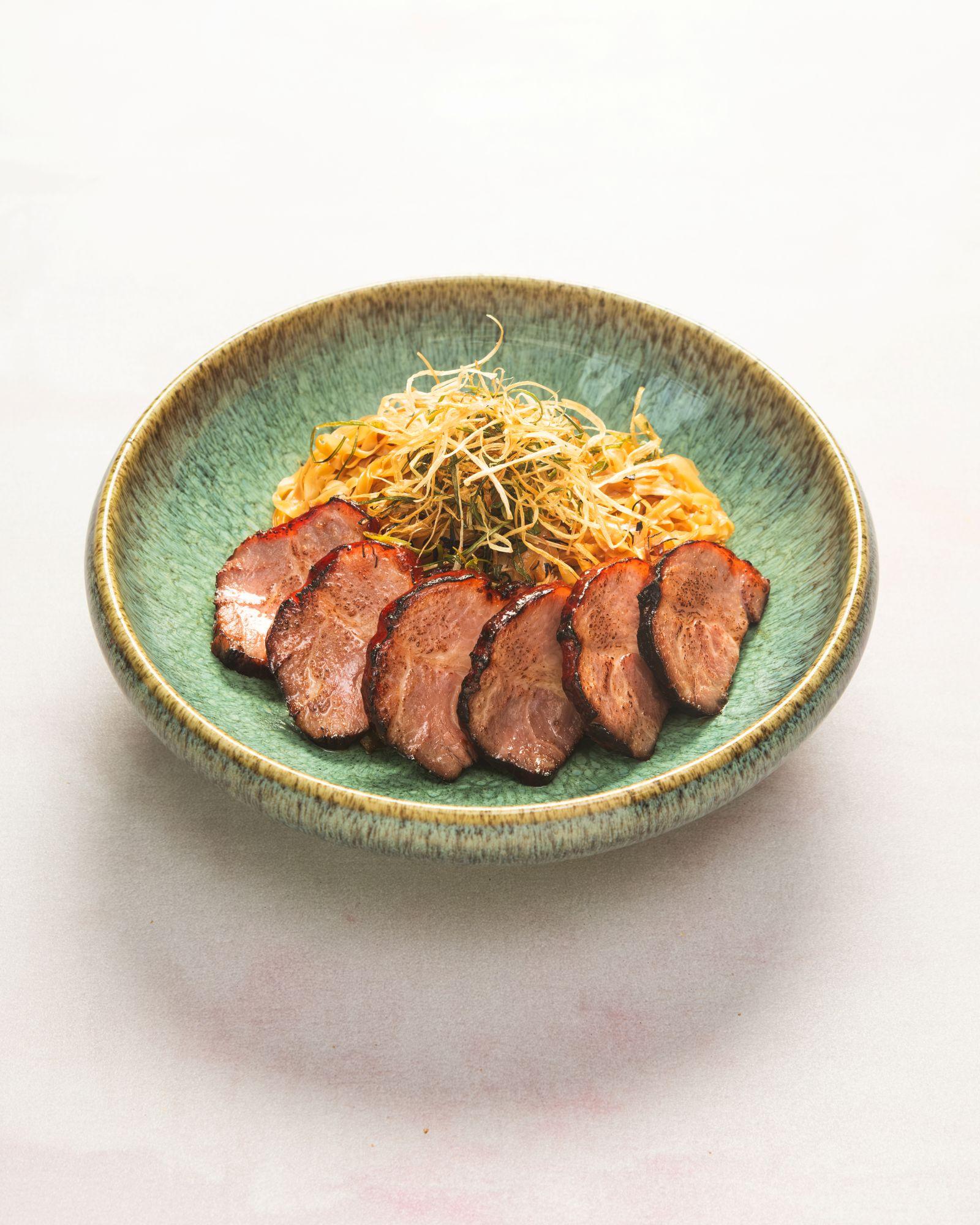 黑毛豬叉燒撈粗麵:優質黑毛豬叉燒經低溫慢煮16小時後再炭燒,配麥文記粗麵和九龍醬園古法豉油醬汁,層次豐富。