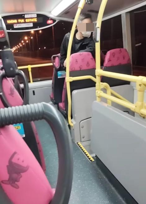 有乘客到下層看個究竟,亦有人向下層探看。(FB/大埔TAI PO)